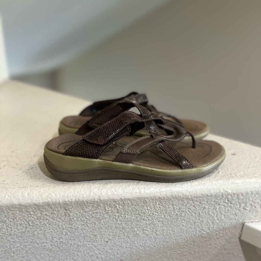 OrthoFeet Clio Sandals Womens Size 9 Wide Brown Straps Slip On Thong Comfort - Picture 3 of 13